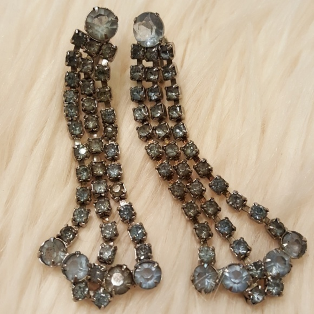 RARE  Vintage BABY‎ BLUE FLAPPER DANGLY SCREW BACK EARRINGS Unique
